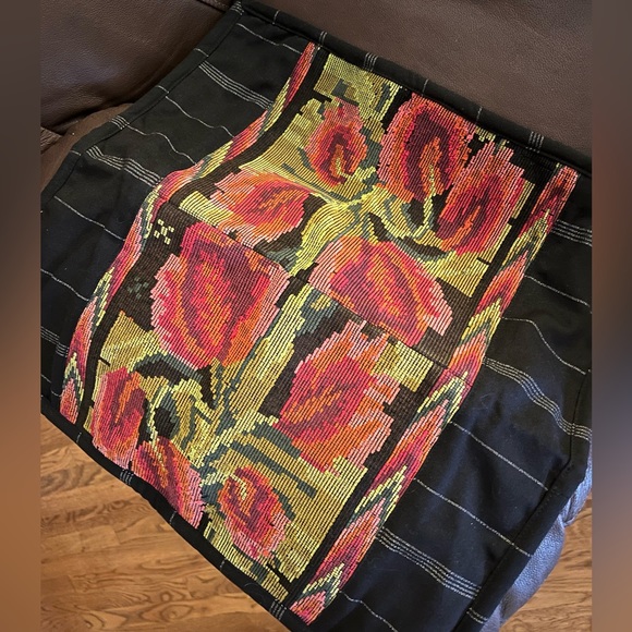 Artisan made pillow covers. Tulip design. Made in Chichicastenango Guatemala. - Picture 4 of 10